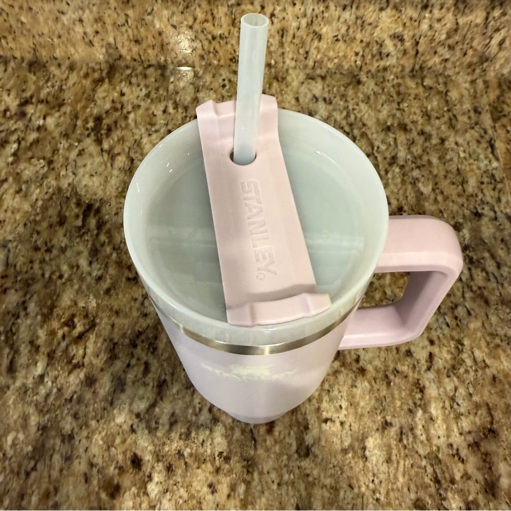 Stanley The Flowstate Quencher H2.0 40oz Tumbler in Light Purple Lilac Travel - Picture 5 of 9